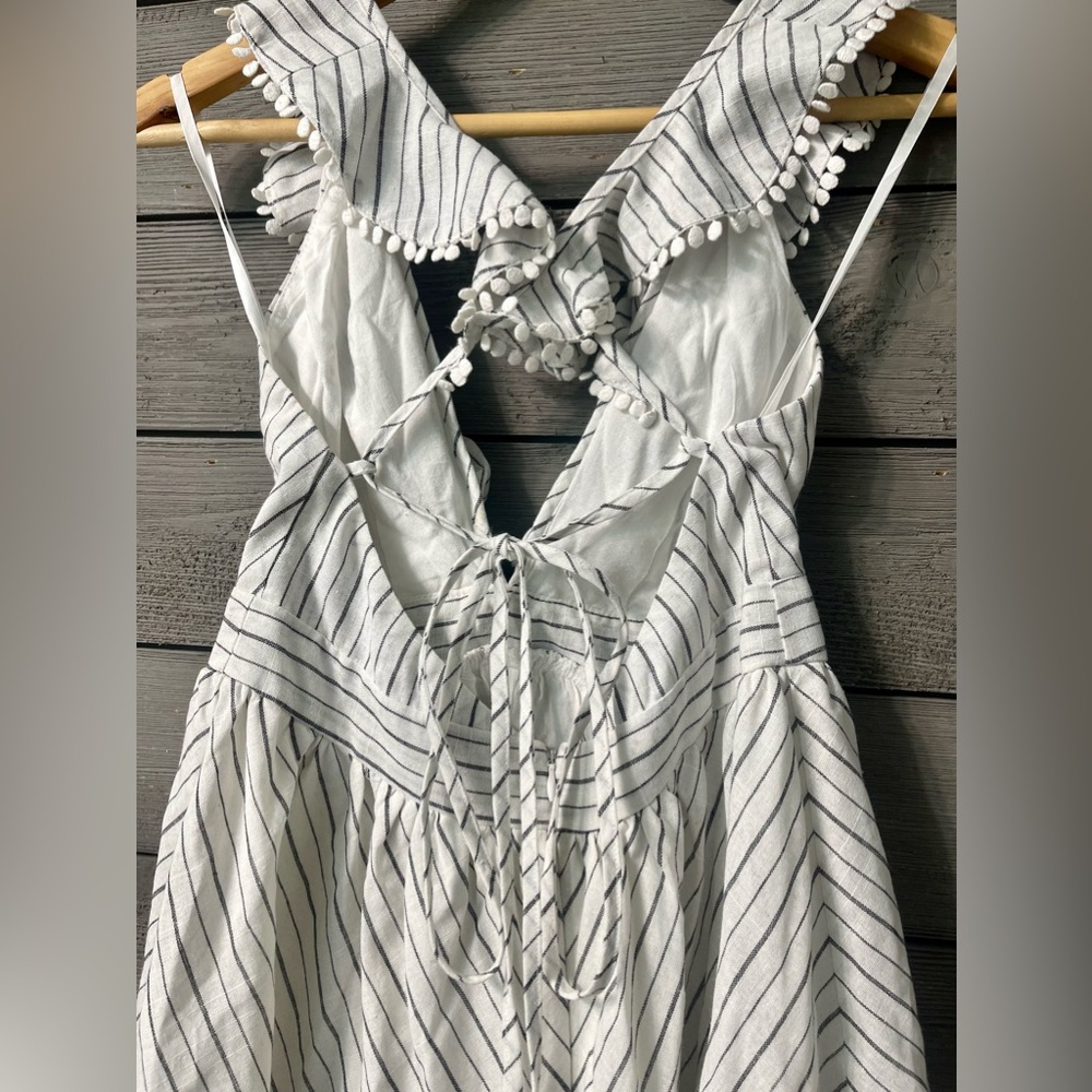 Selfie Leslie White Linen Striped Shorts Romper Criss Cross Back Sz M Summer - Picture 11 of 15